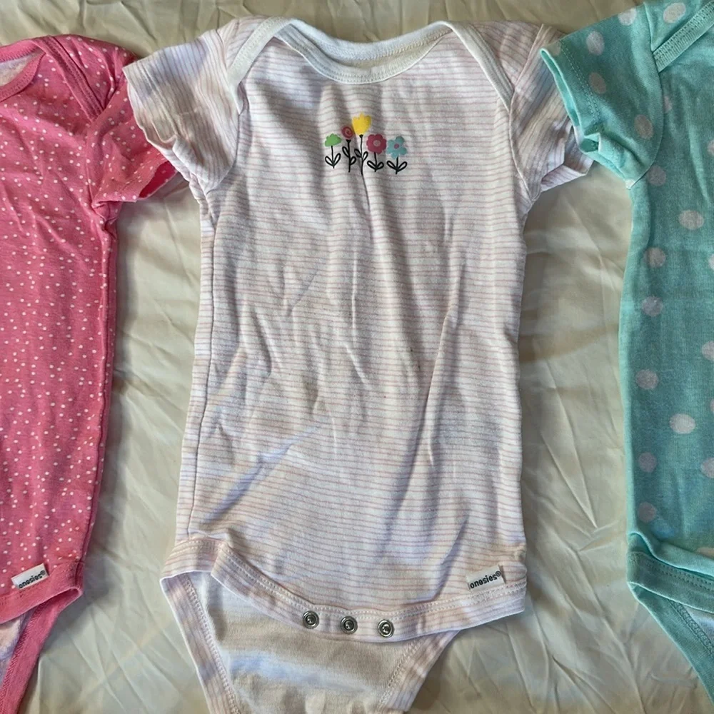 Onesie brand set of 7, size 6-9 month short sleeve bodysuits. GREAT CONDITION.